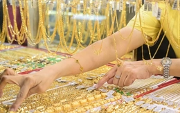 Giá vàng lao dốc mạnh, có nên xuống tiền mua lúc này?
