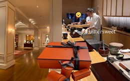 Trend "phông bạt" mới của giới trẻ: Mua ảnh ngồi hạng thương gia, đi Park Hyatt Saigon, ăn omakase, giá 10k/chiếc