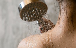 Bác sĩ cảnh báo: Thói quen tắm sau 22h dễ kích hoạt đột quỵ nguy hiểm