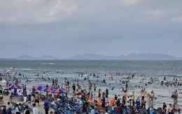 Biển Vũng Tàu 'ken đặc' du khách