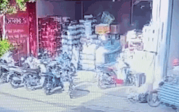 Cháy quán photocopy khiến cụ ông tử vong: Camera ghi cảnh con trai nạn nhân phóng hỏa, hé lộ nguồn cơn