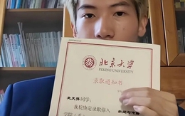 Chàng trai tóc vàng gây sốt vì đỗ Đại học Bắc Kinh dù "chỉ ôn 1 ngày", bị mỉa mai "ra trường đi giao đồ ăn"