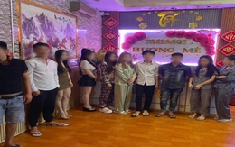 Công an tiến hành làm việc với chủ cơ sở massage Lê Nguyễn Minh Nhựt và 5 nhân viên