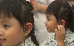 Bé gái Hà Nội lần đầu nghe được tiếng nói của mẹ: Ca cấy điện cực ốc tai gây xúc động tại Bệnh viện Nhi