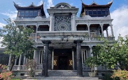 Việt Nam có toà lâu đài cao 27m, nặng 3.000 tấn, 21 cột nguyên khối, xây suốt 14 năm bởi 1 người thợ chưa từng học qua kiến trúc