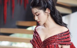 Á hậu được báo Trung khen ngợi là "quốc bảo mỹ nữ", lọt Top 100 đề cử Gương mặt đẹp nhất thế giới cùng Jisoo