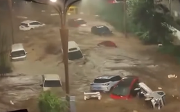 Kinh hoàng lũ quét ở Trung Quốc: Nước ngập hơn 2 mét, ô tô trôi như xe đồ chơi trên đường