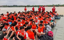 Trung Quốc đưa "tàu sân bay" tới vùng lũ: Siêu khí tài tạo thành bến nổi trong vài phút, cứu hơn 6.000 người