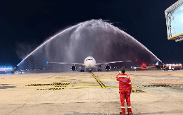 Ngày 13/7, sân bay Nội Bài thực hiện nghi thức phun vòi rồng đón 1 máy bay lạ hạ cánh