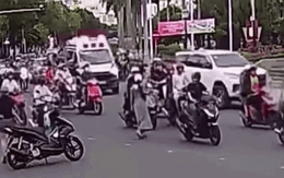 Bé trai 3 tuổi bất ngờ ngất lịm, người thân lao ra giữa đường vẫy xe cấp cứu