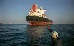 Iran tấn công hai siêu tàu chở dầu trên eo biển Hormuz