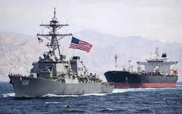 2 chiến hạm Mỹ bất lực nhìn Iran đánh chìm tàu dầu của UAE