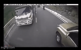 Công ty từ chối hỗ trợ tài xế "chạy ẩu" khiến 5 ô tô hư hỏng, dân mạng truy lùng clip tai nạn