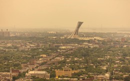 Bầu trời Canada chuyển vàng giữa đợt nắng nóng kỷ lục