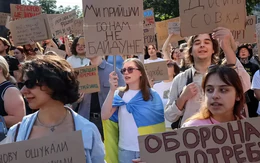 Biểu tình nổ ra ở Ukraine vì bộ trưởng quốc phòng bị miễn nhiệm