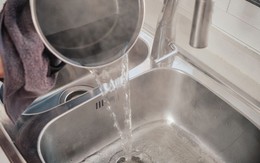 Có nên đổ nước nóng vào bồn rửa bát không?