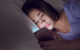 Lời khuyên cho những người thường xuyên lướt điện thoại trước khi ngủ