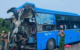 Xe khách lao vào xe tải trên cao tốc, lái xe tử vong, 5 người bị thương