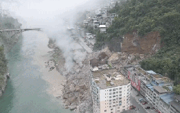 VIDEO: Sạt lở ở Trung Quốc, hơn 60 người dân kịp sơ tán trước khi núi đổ