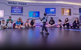 Sợ con tụt hậu, phụ huynh Trung Quốc đổ tiền vào trại hè AI