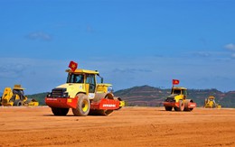 Cảnh tăng tốc thi công dưới nắng lửa ở công trường đường băng sân bay Phù Cát
