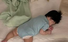 Trẻ nhỏ thích "nằm sấp" và "nằm ngửa", khi lớn lên sẽ có 3 sự khác biệt rõ rệt