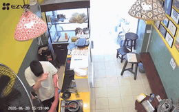 CLIP Nam sinh bán bánh mì ở Hà Nội bật khóc khi khách Tây dúi cho 1 thứ rồi dặn “cầm lấy, đừng đưa ai”