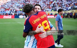 Xúc động khoảnh khắc Lamine Yamal tiến tới ôm chặt và an ủi Messi sau màn thư hùng lịch sử ở chung kết World Cup 2026