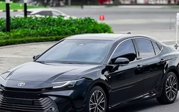Toyota Camry hybrid có giá mới tại Việt Nam