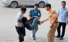 Đạt 90 điểm sát hạch lái xe, nữ học viên bất ngờ ngất xỉu