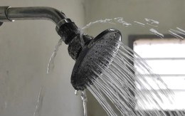 Tắm nước lạnh ngày hè, cụ ông 68 tuổi bị tổn thương thận cấp: Bác sĩ cảnh báo 4 nhóm người tuyệt đối nên tránh