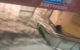 Cảnh không tưởng ở Thượng Hải lúc này: Mưa lớn gây ngập lụt diện rộng, ô tô "bơi" trên phố, hơn 70.000 nhân viên cứu hộ được điều động