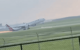 Máy bay Boeing 777 cào đuôi xuống đường băng, tia lửa bắn tung tóe khiến nhiều người kinh hãi, khoảnh khắc nghẹt thở được ghi lại