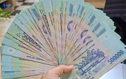 Kiểm tra tàu bay sau khi hạ cánh tại sân bay Nội Bài, 1 thợ máy phát hiện cọc tiền 70 triệu đồng và 2.200 USD bị bỏ lại