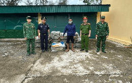 Kiểm tra một bè chở hàng chứa 16 bao tải dứa màu xanh, bắt giữ Nguyễn Văn Lực sinh năm 1976