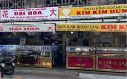 Cảnh khác lạ khi giá vàng giảm không ngừng