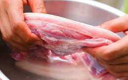 Tại sao nên ngâm thịt bằng nước muối trước khi chế biến?