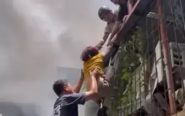 Hà Nội: Người phụ nữ cùng hai cháu bé thoát nạn trong vụ cháy nhà cao tầng