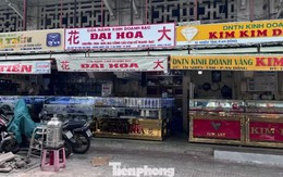 Người dân xếp hàng bán vàng, chịu lỗ cả chục triệu đồng/lượng: Khi nào kết thúc?