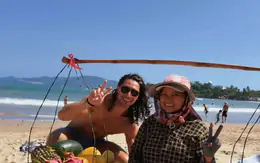 Bà bán hàng rong hát tiếng Anh nổi tiếng Nha Trang bị xử lý vi phạm