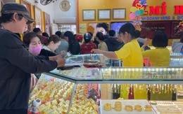 Khách đông nghẹt, tiệm vàng lâu đời tại TP.HCM giới hạn bán mỗi người 5 chỉ