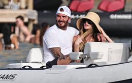 Beckham tình tứ ôm Victoria trên du thuyền, nàng WAG khoe vóc dáng nuột nà ở tuổi 52