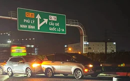 Vỏ lốp ô tô nằm giữa cao tốc, 3 phương tiện va chạm liên hoàn