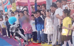 Video: Robot hình người đá người xem bị thương, thế giới cần cảnh giác đến đâu trước những điều chúng ta chưa biết?