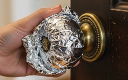 Vì sao nhiều gia đình bọc giấy bạc quanh tay nắm cửa? Sự thật phía sau mẹo đang lan truyền