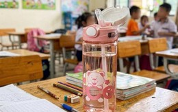 Chiếc bình nước này đang gây "sóng gió" trên MXH: Có gì mà khiến hội phụ huynh Việt Nam cãi vã, cho rằng đây là cách dạy con hư?