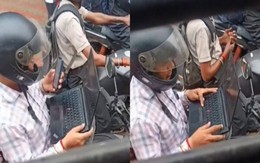 Bức ảnh gây bão mạng toàn thế giới: Mở laptop làm việc khi xe máy chờ đèn đỏ