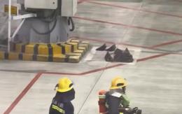 Máy bay vừa hạ cánh thì lửa bất ngờ bùng lên, khói đen bao trùm khoang hành khách