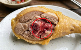Thấy xương gà đỏ sau khi luộc, có nên ăn tiếp? Câu trả lời không như nhiều người nghĩ