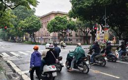 Người đi xe máy khi dừng đèn đỏ có được sử dụng điện thoại không? Cơ quan công an giải đáp